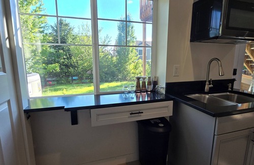 Tallyn's Reach House | Charming 2-bedroom Walkout Basement, Private Entrance, in Aurora with Wi-Fi,TVn