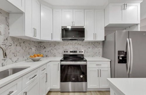 Aurora House | Charming 2-bedroom walkout basement house with WiFi, AC in pleasant Aurora