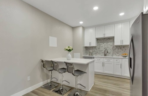 Aurora House | Charming 2-bedroom walkout basement house with WiFi, AC in pleasant Aurora