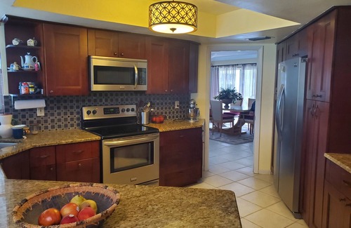 Laurel House | Charming 2-beds house on the lake. Pool and large patio. Close to the beaches.