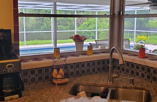 Laurel House | Charming 2-beds house on the lake. Pool and large patio. Close to the beaches.