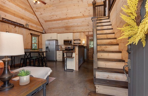 Rising Fawn House | Charming 2-BR 1BA with private hot tub near McLemore, Cloudland Canyon State Pk.