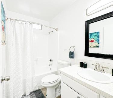 Universal City House | Charming 2-BR, 2-Story Home in Heart of LA - BR4