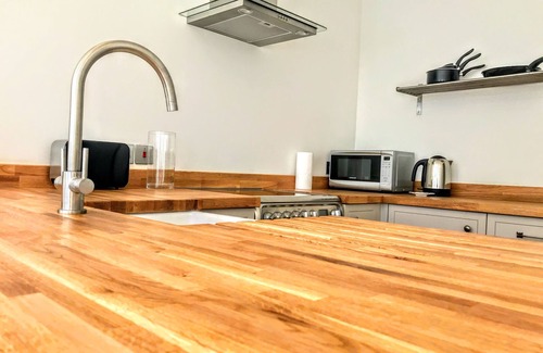 Worthing Apartment | Charming 2 br apartment next to worthing station, close to town and seafront