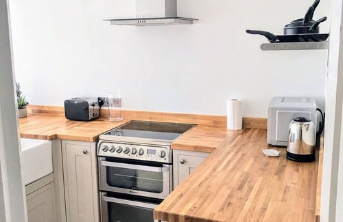 Worthing Apartment | Charming 2 br apartment next to worthing station, close to town and seafront