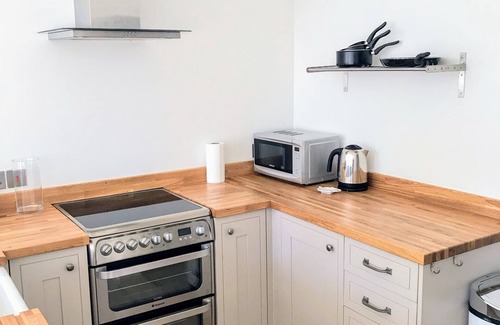 Worthing Apartment | Charming 2 br apartment next to worthing station, close to town and seafront
