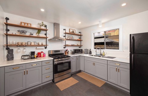 Belmont Shore House | Charming 2-BR Home 3-minute To Belmont Short - Free Parking/Wifi/Pet Friendly