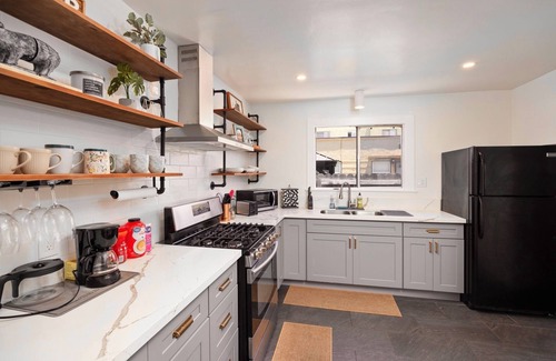 Belmont Shore House | Charming 2-BR Home 3-minute To Belmont Short - Free Parking/Wifi/Pet Friendly
