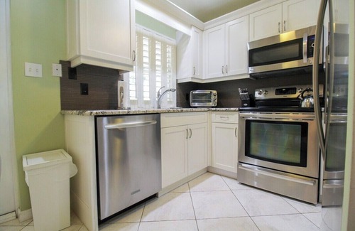 Gulf Gate Estates House | Charming 2 BR home minutes from Siesta Key beaches - Destination Paradise