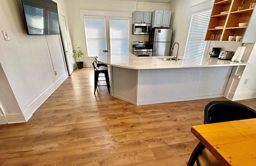 Midtown House | Charming 2-BRoom in the heart of Memphis. Easy access to restaurants and shops.