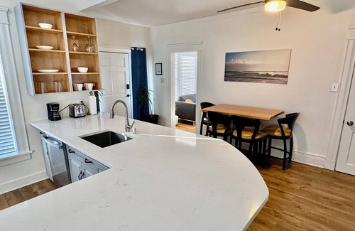 Midtown House | Charming 2-BRoom in the heart of Memphis. Easy access to restaurants and shops.