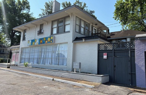 Midtown House | Charming 2-BRoom in the heart of Memphis. Easy access to restaurants and shops.