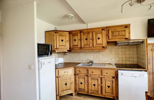Reberty Apartment | Charming 2-Room Cabin for 6, Ski-in/Ski-out, South-Facing Balcony, Beautiful Views, Parking Included