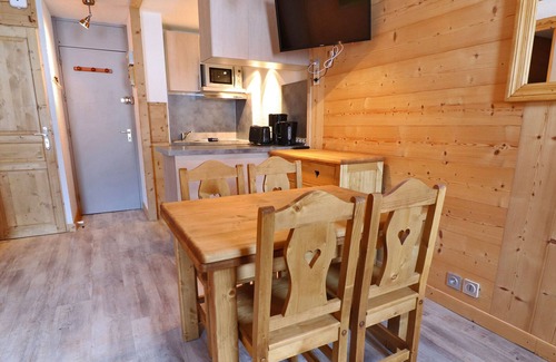 Meribel-Mottaret Apartment | Charming 2-Room Ski-In, Near Shops, Pets Allowed, 4 People