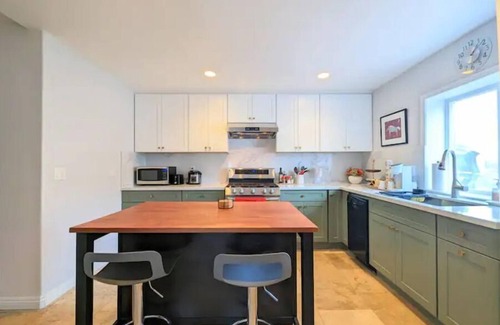 Monrovia House | Charming 2B1B w/EV Tesla on Rt 66 near City of Hope and Everything
