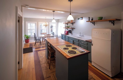 Knoxville Cottage | Charming 2bd/2ba cottage close to Downtown and the Smokies