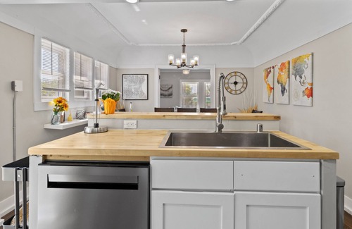 Milwaukee Apartment | Charming 2BD W/Parking 15 Mins from Downtown