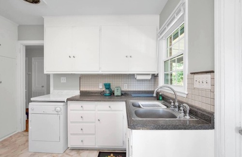 Fayetteville House | Charming 2BDR 5 min to Cape Fear Hospital!