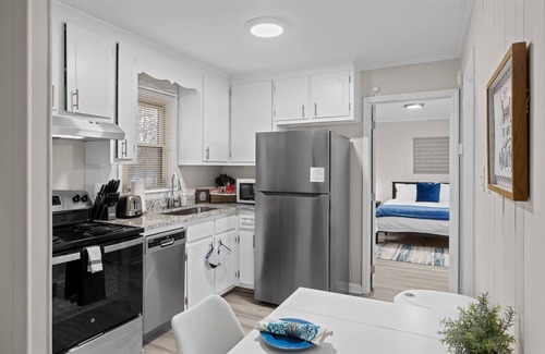 Durham Apartment | Charming 2BR 1BA Apt w/In Unit Washer & Dryer Near Duke, Downtown Durham & RTP
