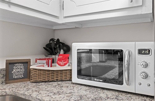 Durham Apartment | Charming 2BR 1BA Apt w/In Unit Washer & Dryer Near Duke, Downtown Durham & RTP