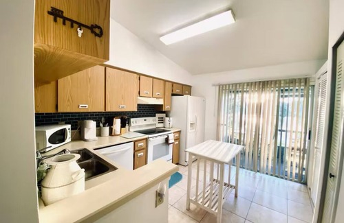 Villas at Shadow Bay House | Charming 2BR/2BA Townhome with Patio near Disney