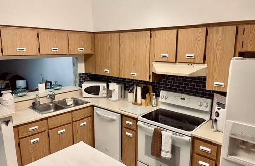 Villas at Shadow Bay House | Charming 2BR/2BA Townhome with Patio near Disney