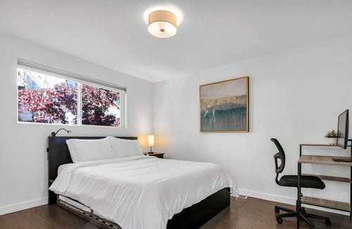 Phinney Ridge House | Charming 2BR Ballard Home w/ 2 Work Stations