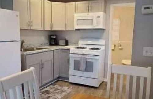 Indian River House | Charming 2BR Cabin River Views & Outdoor Space