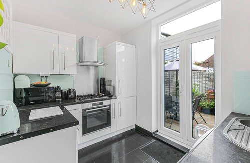 Wormholt and White City Apartment | Charming 2BR Family Home with Private Garden