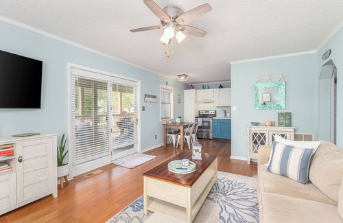 Caine Woods Condo | Charming 2BR Gem in N Ocean City, Large Deck, Walk to Beach, Linens Incl.