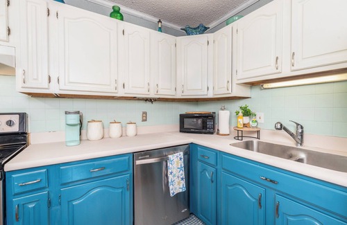Caine Woods Condo | Charming 2BR Gem in N Ocean City, Large Deck, Walk to Beach, Linens Incl.