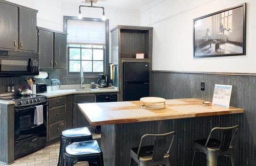 Savannah Victorian District House | Charming 2BR Retreat I Forsyth Park Location I Walk Downtown