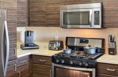 Lyon Street Apartment | Charming 2BR Retreat Pool Gym 10min to Disneyland