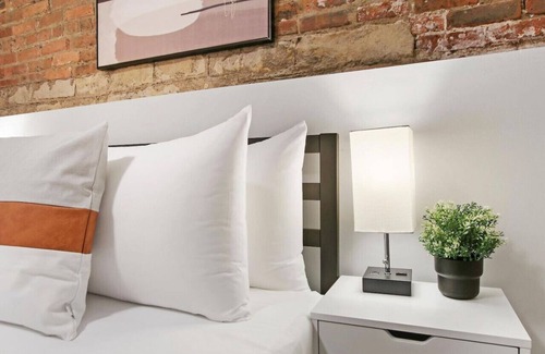 Lake View East Apartment | Charming 2BR Urban Oasis in the Heart of Chicago