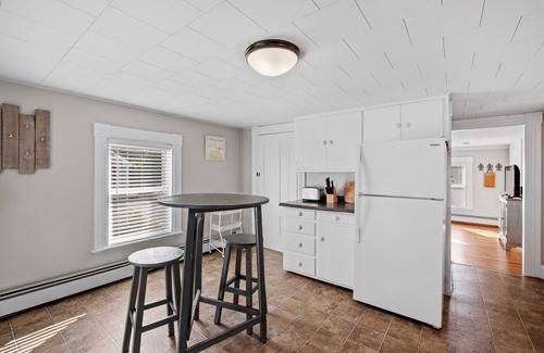 Exeter Apartment | Charming 2nd Flr Large 1 Bed - Short to Midterm Rental