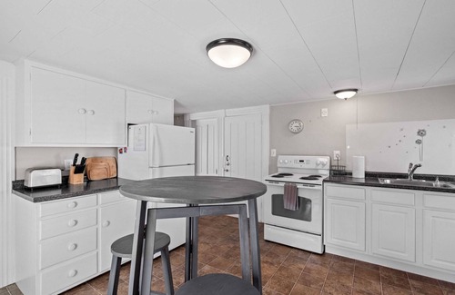 Exeter Apartment | Charming 2nd Flr Large 1 Bed - Short to Midterm Rental