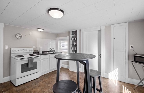Exeter Apartment | Charming 2nd Flr Large 1 Bed - Short to Midterm Rental