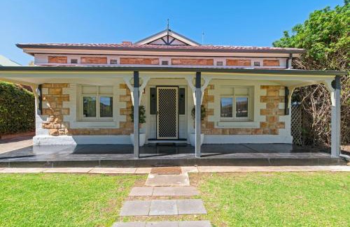 Joslin House | Charming 3-Bedroom Sandstone Haven with free wine