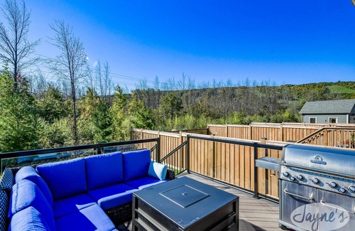 The Blue Mountains Ski Chalet | Charming 3 bedroom 4 bathroom chalet at the base of Blue Mountain