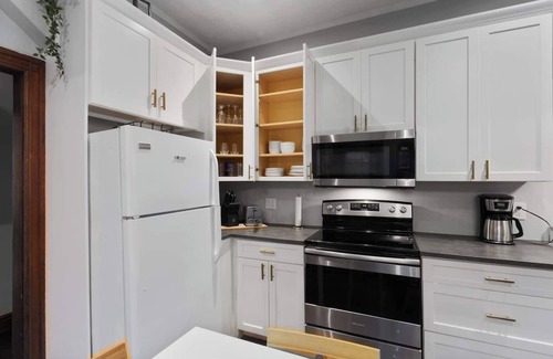 Southmoreland Condo | Charming 3 Bd Condo In The Heart of KC! 09