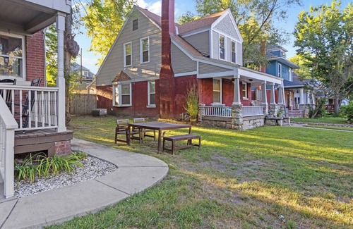 Southmoreland Condo | Charming 3 Bd Condo In The Heart of KC! 09