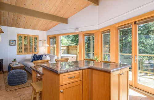 Anchor Bay House | Charming 3 BDR Bungalow Just 1 Min from the Coast! 5 Min to Downtown Gualala