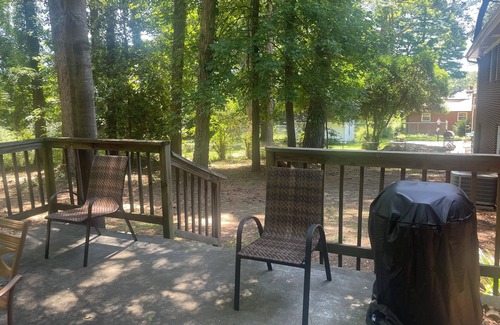 Decatur House | Charming 3-bdr home with WiFi, AC & Smart TV’s in quiet, safe area in Decatur.