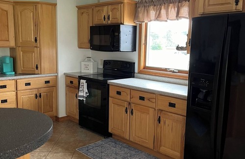 Oshkosh House | Charming 3+ bdrm 3 bath house in Oshkosh on Sawyer Creek & Fox River near EAA