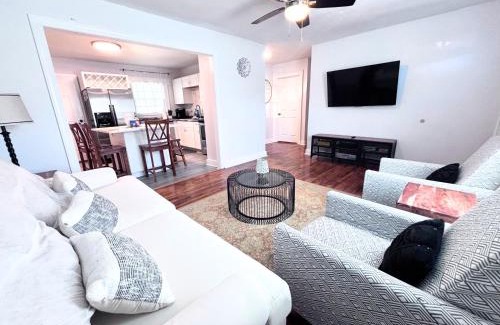 Charlotte House | Charming 3 BDRM in Charlotte - 1 mile to Uptown