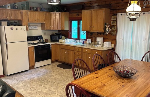 Union Dale Cabin | Charming 3-bdrms & loft cabin, with WiFi, mins to Elk Mountain by Lake Idlewild