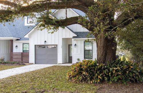 Youngsville House | Charming 3-bed 2-bath 1 story townhome 1 mi from Sports Complex in Youngsville