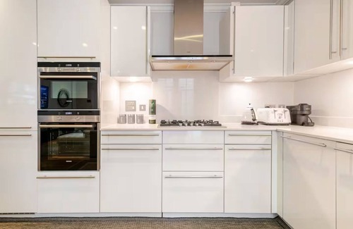City of Westminster Apartment | Charming 3 Bed Apartment with AC, WiFi in Marylebone