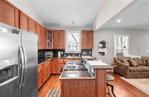Charlotte House | Charming 3 Bed Bungalow Blocks from Uptown