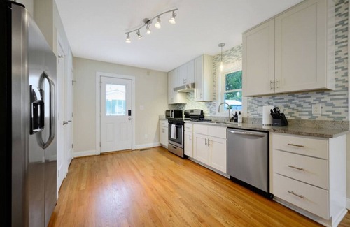 Downtown House | Charming 3-Bed Bungalow with Fenced-in Yard